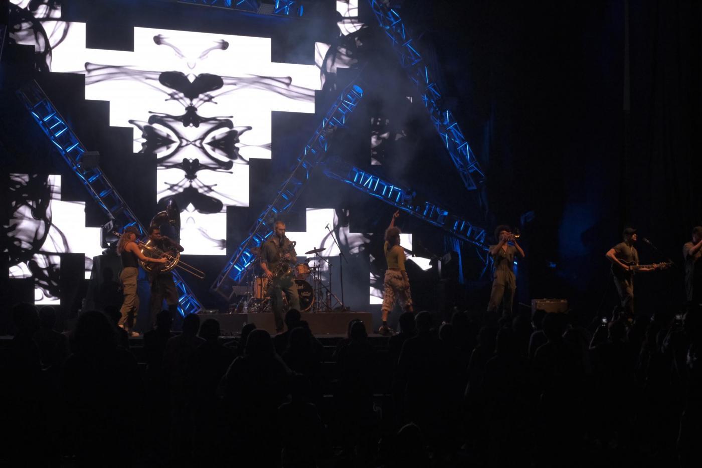 Brass Against menggunakan kostum army look sedang manggung di MLDSPOT Hall A3